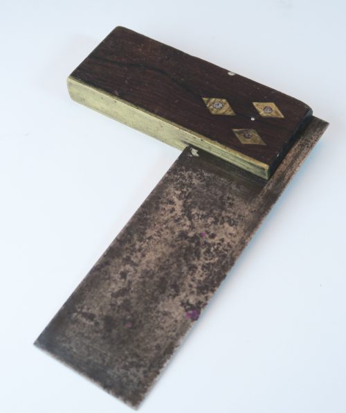 Escuadra madera y bronce:2