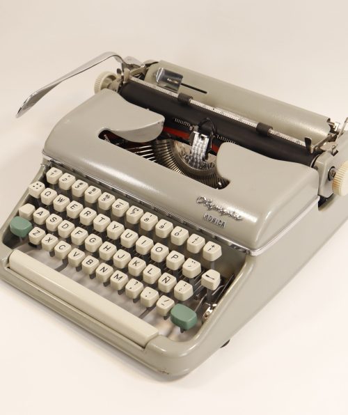 typewriter_olympia_monica_blanca_5